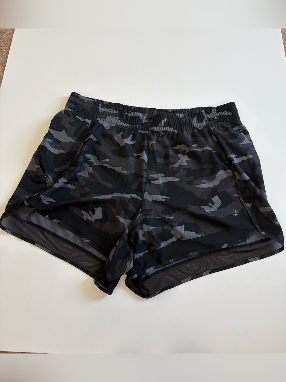 Athleta Printed Mesh Run Racer 4” Short Black Camo Size 1x